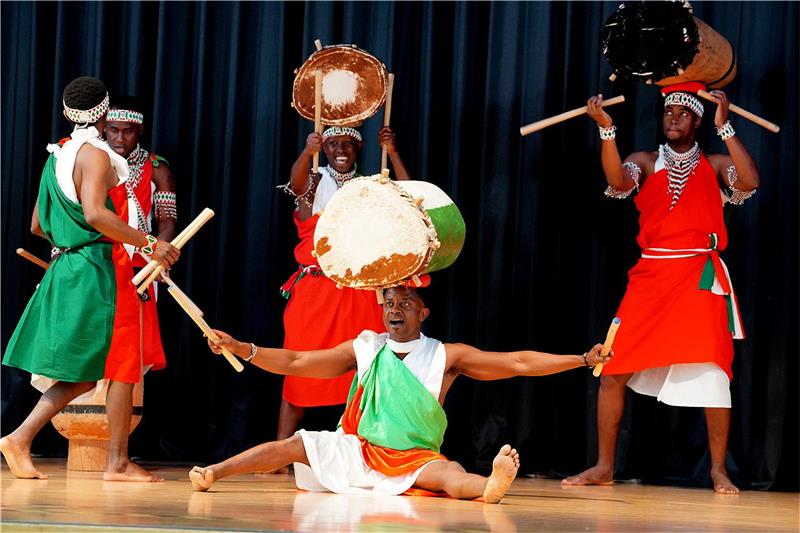 Die in den Landesfarben für Burundi gekleideten Männer begeisterten mit rhythmis...