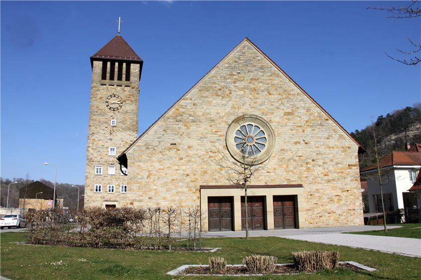 Die katholische Kirche in Sulz ist zwar verschlossen, Seelsorge ist aber gewährleistet. Bild: Cristina Priotto