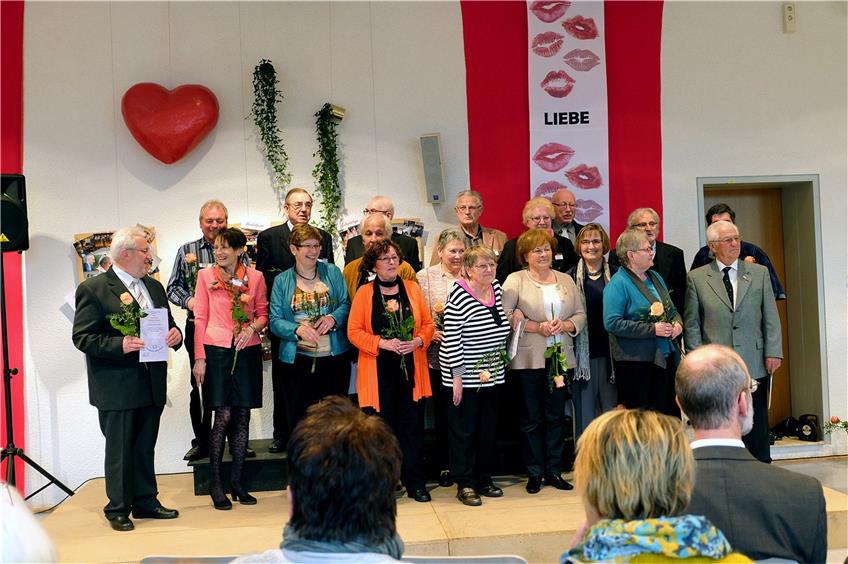 Die langjährige Liebe zum Chorgesang wurde in Jettenburg mit Rosen und Urkunden belohnt. Bild: Kerber