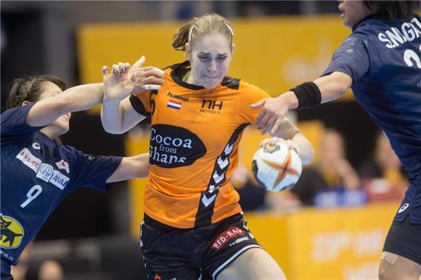 Die niederländische Handballerin Laura van der Heijden in Aktion. Foto: Klaus-Dietmar Gabbert/Archiv dpa/lsw