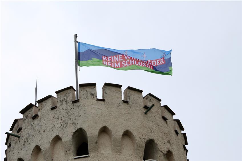 Die örtliche Bürgerinitiative hat im Mai auf Schloss Lichtenstein Flagge gegen Windräder gezeigt. Archivbild: de Marco