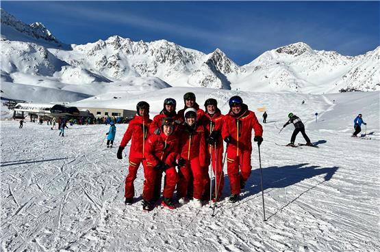 Die sieben Lehrkräfte des Schneesport-Club Horb am Stubaier Gletscher. Bild: Schneesportclub Horb