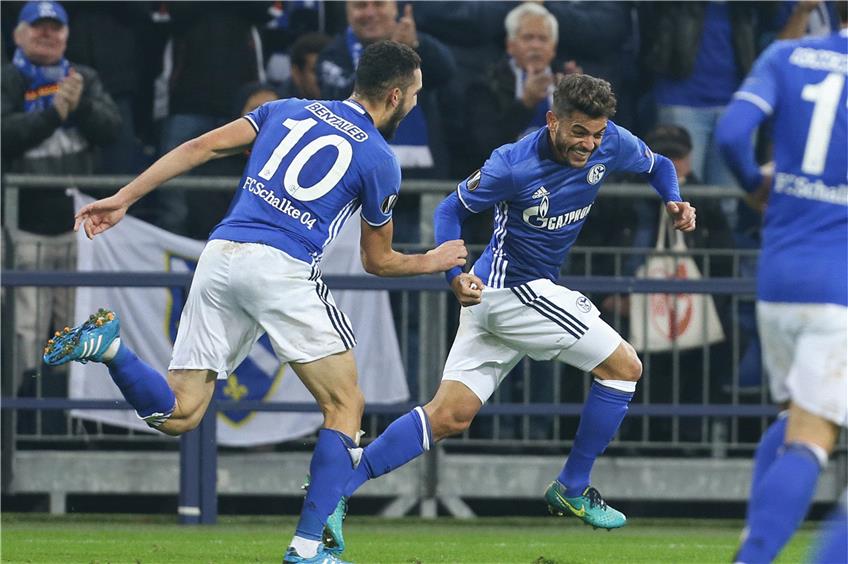 Diebische Freude: Die Schalker Junior Caicara (rechts) und Nabil Bentaleb erzielten die beiden Treffer der Knappen  und feierten dies gemeinsam.  Foto: dpa