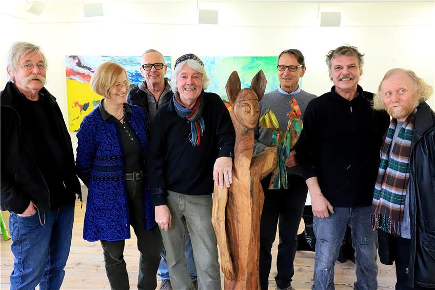 Diese sieben Künstler bauten am Donnerstag ihre Kunstwerke für die erste von vier Jubiläumsausstellungen auf.Bild: Kuball