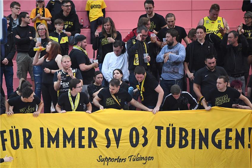Dieses Banner hissten die „Supporters Tübingen“ als sie wieder in den Fanblock zurückgekehrt waren. Bild: Ulmer