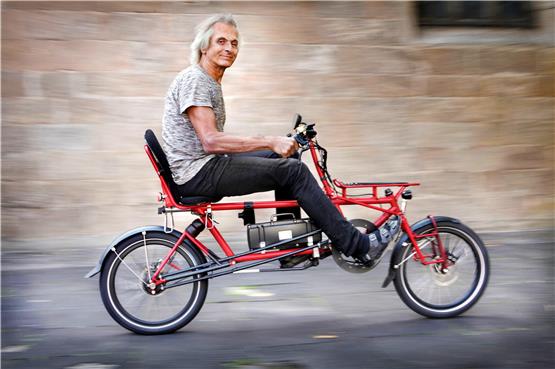 Dieter Baumann auf einem seiner „Liegeräder“ mit Elektroantrieb. Seit 30 Jahren baut der Tübinger solche Räder und verbessert sie weiter. Bild: Faden