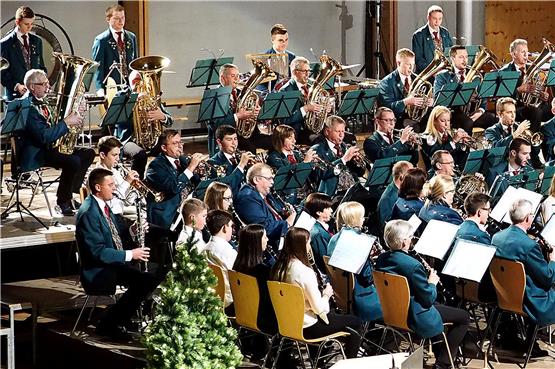 Dirigent Uwe Wagner forderte den Musikern bei seinem letzten Jahreskonzert als musikalischer Leiter des Empfinger Musikvereins viel ab – und die dankten es mit einer hervorragenden Leistung.Bilder: Karl-Heinz Kuball