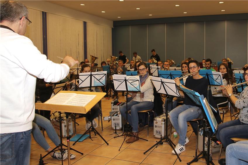 Dirigent Uwe Wagner lobt den Sound es Orchesters. Bild: Emil Henger