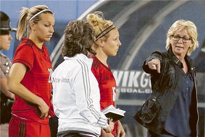 Doppelpack in der EM-Qualifikation: Bundestrainerin Silvia Neid (rechts) gibt klare Anweisungen an ihre Spielerinnen. Foto: dpa