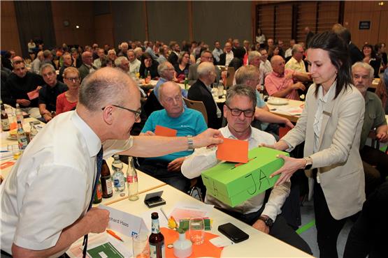 Dornstettens Bürgermeister Bernhard Haas gibt seine Stimme ab. Bild: Uwe Ade