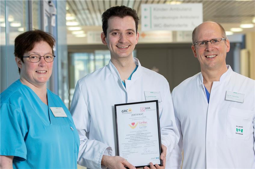 Dr. Brigitte Callies, Dr. Rudolf Reisinger und Prof. Florian Bea (von links) arbeiten im frisch zertifizierten Cardiac Arrest Center. Bild: U. Klumpp