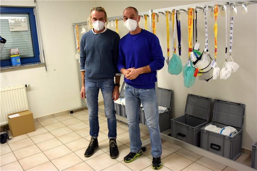 Dr. Stephan Langrehr (links) und Dr. Michael Nagel führen die Berichterstatterin auch ins Untergeschoss, wo die Masken und Schutzanzüge gelagert werden. Bilder: Monika Schwarz