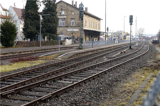 Dreigleisig führt die Bahnstrecke durch das Rottenburger Bahnhofsgelände. An welchem Bahngleis künftig Reisende warten, ist noch nicht klar. Auf jeden Fall sollen hier künftig auch E-Loks fahren können. Bild: Angelika Bachmann