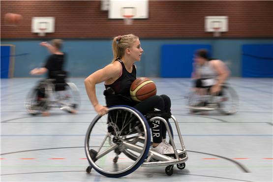 Dribbeln, Blocken, Korbwurf: Marie Kier trainiert Rollstuhlbasketball in der Turnhalle im Feuerhägle.Bild: Ulrich Metz