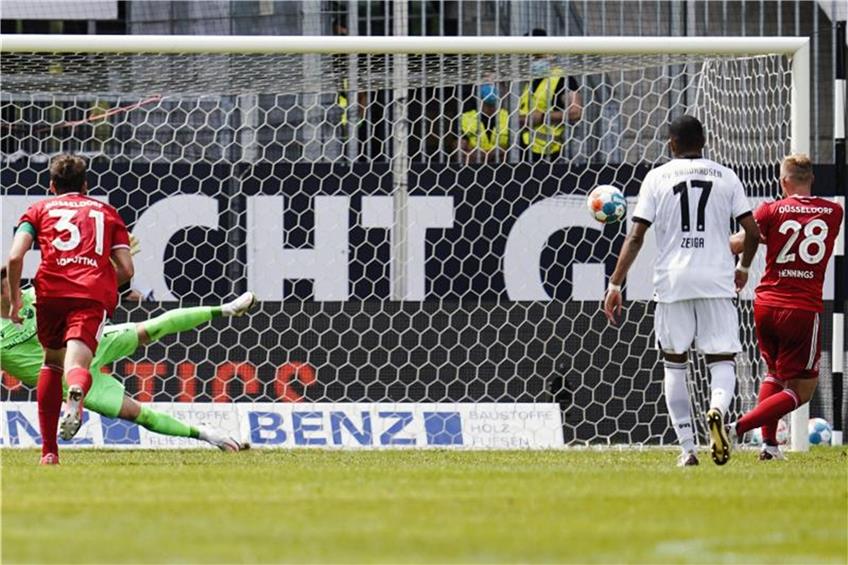 Düsseldorfs Rouwen Hennings schiesst per Foulelfmeter das Tor zum 0:2. Foto: Uwe Anspach/dpa