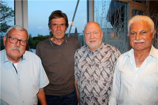Eberhard Haug, Volker Schmitz, Uwe Nimmergut und Sadik Varhol bilden den neuen Vorstand des SPD-Ortsvereins. Bild: Hannes Kuhnert