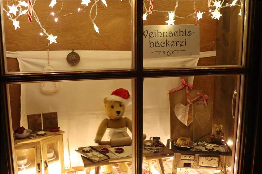 Ein Adventsfenster strahlte im vergangenen Jahr mit Weihnachtsbäckerei. Bild: Michael Henger
