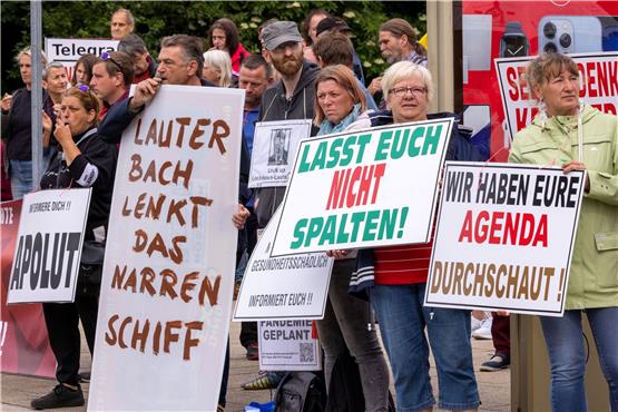 Ein Auftakt für mehr? Gegner der Corona-Schutzmaßnahmen protestieren in Rostock. Foto: Jens Büttner/dpa