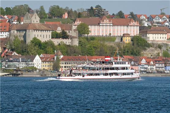 Ein Ausflugsschiff mit Touristen fährt auf dem Bodensee an Meersburg vorbei. Die Tourismus-Regionen im Südwesten haben keine Sorge, wegen des 9-Euro-Tickets von Tagestouristen überrannt zu werden.  Foto: Bernd Weißbrod/dpa