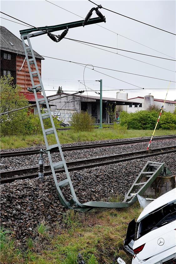 Ein Autofahrer kollidierte mit seinem Mercedes beim Alten Bahnhof Eutingen mit einem Oberleitungsmast der Deutschen Bahn.Bild: Karl-Heinz Kuball