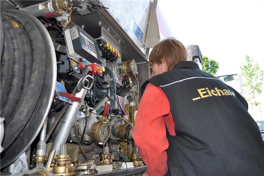 Ein Beamter der Eichverwaltung kontrolliert die Messanlage eines Tankwagens.Bild: Regierungspräsidium Tübingen