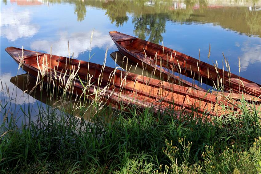 Ein Bild, das es in den vergangenen zwei Jahren viel zu oft gab: Die Stocherkähne des Bootsverleihs „Neckarus“ blieben leer am Horber Ufer stehen. Archivbild: Kuball