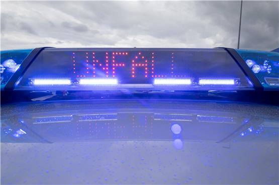 Ein Blaulicht auf dem Dach eines Polizeifahrzeugs mit der LED-Anzeige „Unfall“. Foto: Daniel Karmann/dpa/Symbolbild