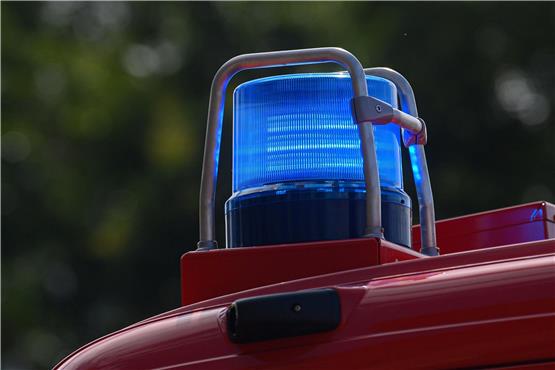 Ein Blaulicht leuchtet auf dem Dach eines Einsatzfahrzeugs der Feuerwehr. Foto: Robert Michael/dpa-Zentralbild/ZB/Symbolbild