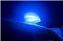 Ein Blaulicht leuchtet auf dem Dach eines Polizeiwagens. Foto: Sarah Knorr/dpa