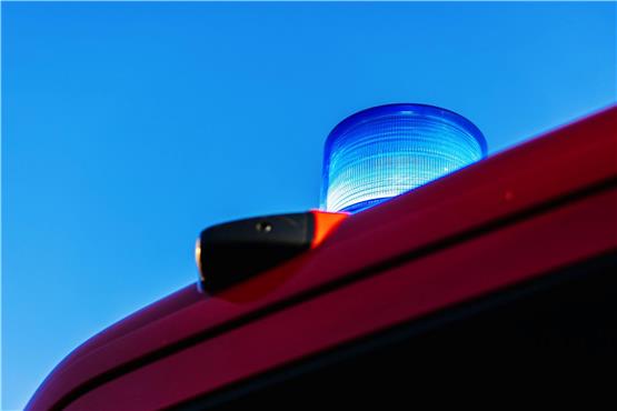 Ein Blaulicht leuchtet auf einem Einsatzfahrzeug der Feuerwehr. Foto: Philipp von Ditfurth/dpa/Symbolbild