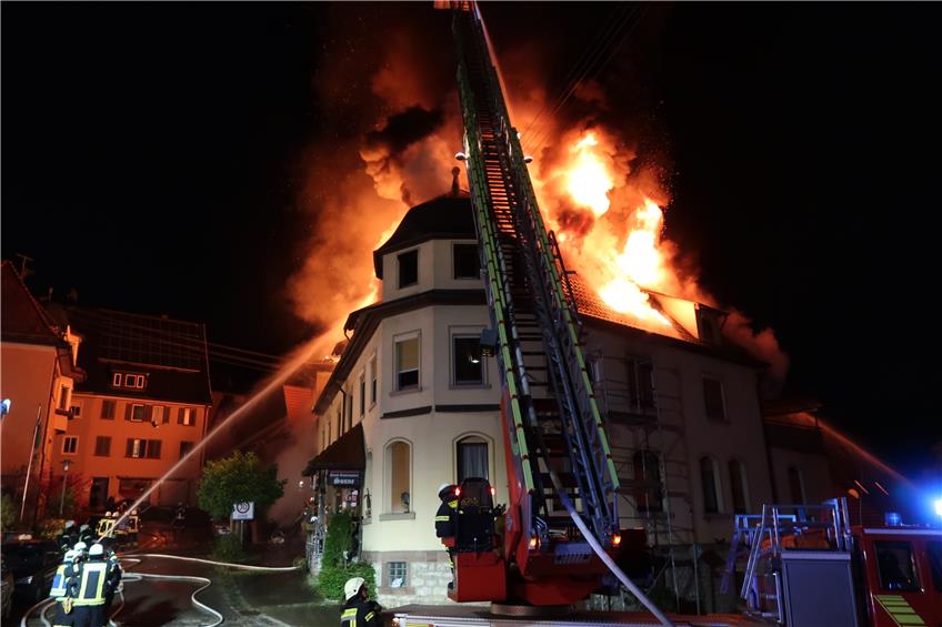 Ein Brand hat das ehemalige Gasthaus Sonne in Rexingen in den frühen Morgenstunden am Freitag zerstört. Bild: Feuerwehr Horb