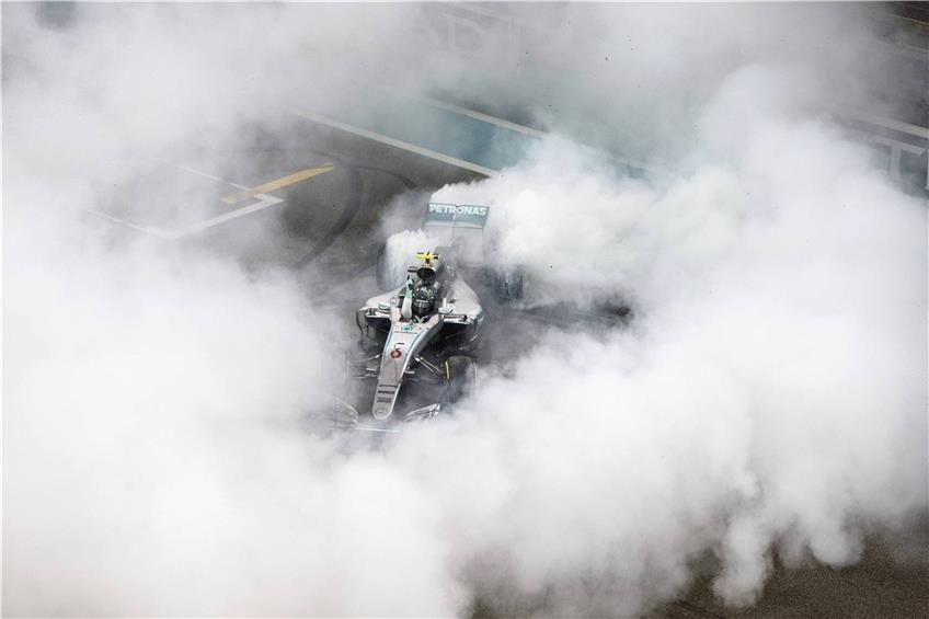 Ein Burn out der besonderen Art: Nachdem der Titel unter Dach und Fach war, ließ Nico Rosberg seiner Freude und den Reifen seines Boliden freien Lauf. Foto: Foto Imago