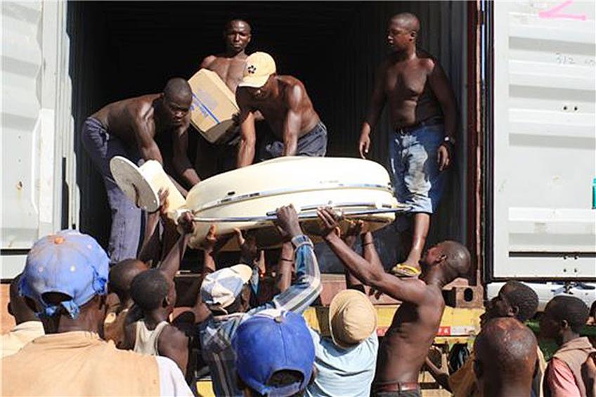 Ein Container mit medizinischem Gerät und anderen Hilfsmitteln wird in Burundi entladen (2010). Insgesamt wurden vom Rotary Club sechs Container auf die Reise geschickt. Archivbilder