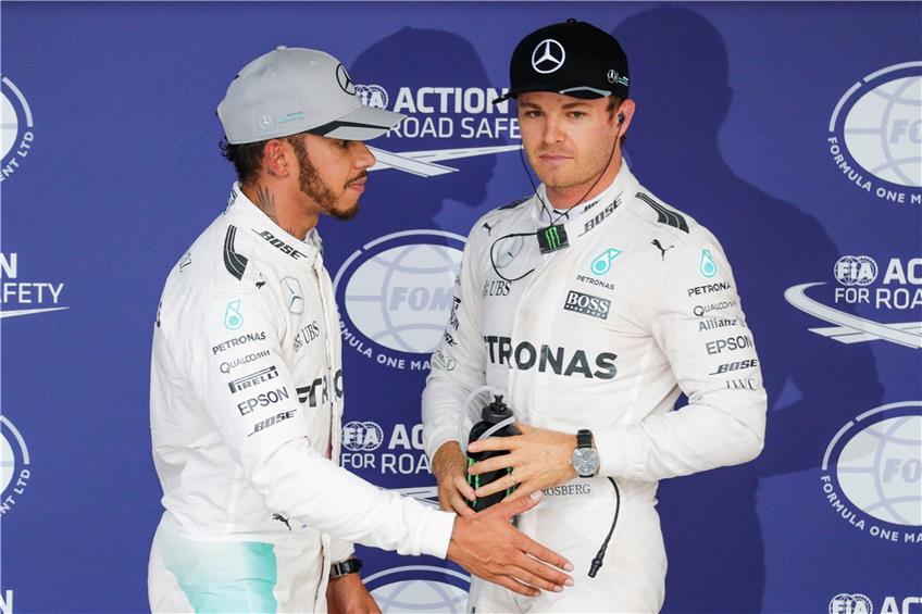 Ein Duell auf Augenhöhe: Die Mercedes-Rivalen Lewis Hamilton (links) und Nico Rosberg. Foto: dpa