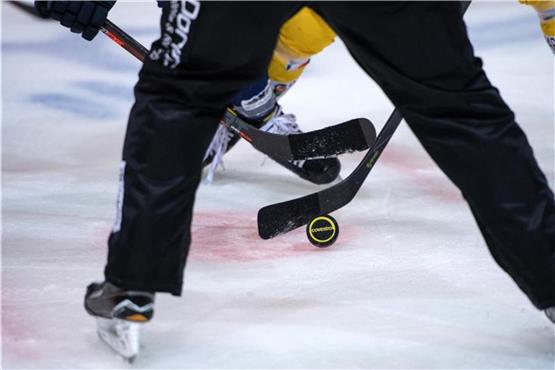Ein Eishockey-Spiel. Foto: Bernd Thissen/dpa/Symbolbild