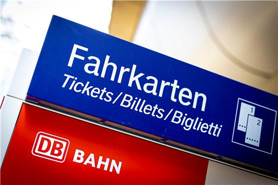 Ein Fahrkartenautomat der Deutschen Bahn steht im Hauptbahnhof. Foto: Moritz Frankenberg/dpa/Symbolbild