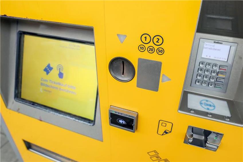Ein Fahrkartenautomat für den öffentlichen Nahverkehr. Foto: Jan Woitas/Archiv dpa/lsw