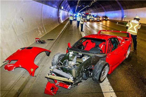 Ein Ferrari steht nach einem Unfall im Engelbergtunnel. Foto: Andreas Rometsch/KS-Images.de/dpa