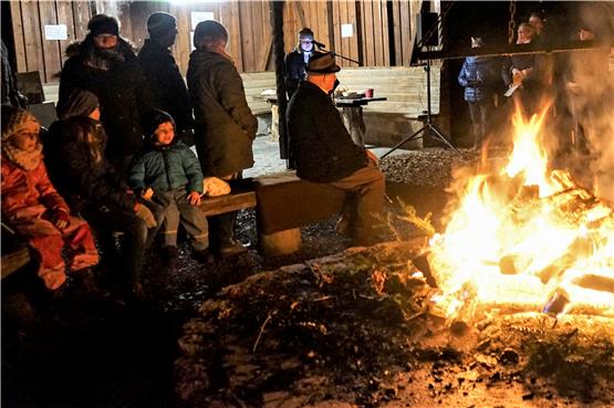 Ein Feuer an der Grillstelle wärmte die Teilnehmer der Stäbles-Waldweihnacht. Bild: Andreas Straub