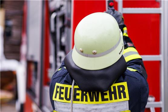 Ein Feuerwehrmann steht vor einem Einsatzfahrzeug. Foto: Philipp von Ditfurth/dpa/Symbolbild
