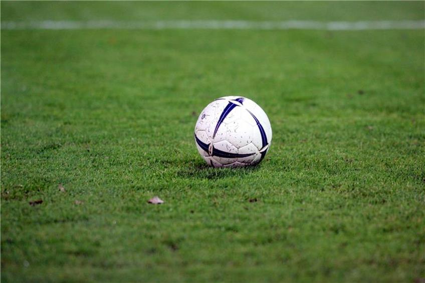 Ein Fußball liegt auf dem Rasen. Foto: Uli Deck/Archiv dpa