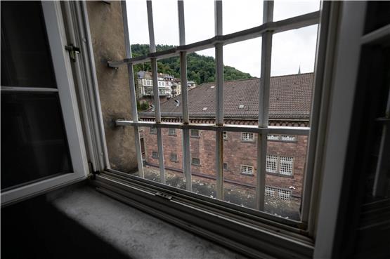 Ein Gebäude des Ex-Gefängnisses „Fauler Pelz“ in der Heidelberger Altstadt ist durch ein vergittertes Fenster zu sehen. Seit Jahren haben sich die Stadt Heidelberg und das Land um die Nutzung des Faulen Pelzes gestritten - jetzt soll im August dort in bester Altstadtlage eine Entziehungsanstalt für suchtkranke Straftäter eröffnen. Foto: Marijan Murat/dpa