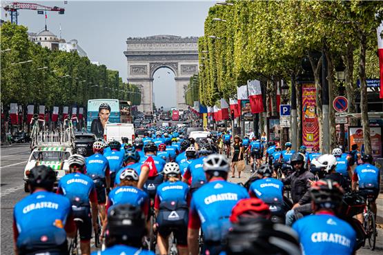 Ein Highlight der Tour: unterwegs auf den Champs-Élysées in Richtung Arc de Triomphe. Bilder: Arne Mill