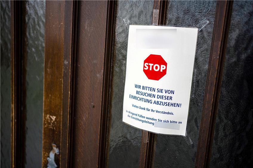 Ein Hinweisschild warnt vor dem Betreten des Heims. Foto: Nicolas Armer/dpa