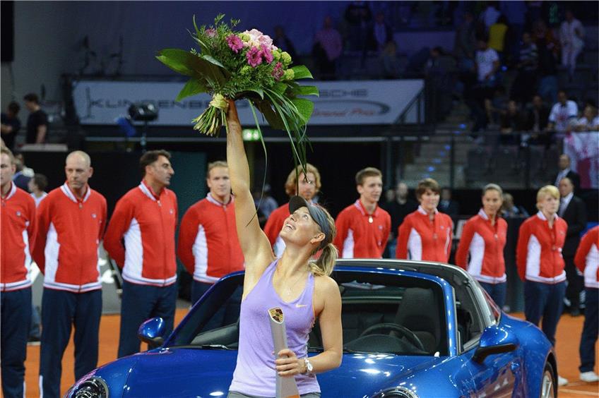 Ein Hoch auf Stuttgart: Maria Scharapowa, die Siegerin des Grand-Prix-Turniers 2014. Im Finale hatte sie sich 3:6, 6:4 und 6:1 gegen Ana Ivanovic durchgesetzt. Foto: dpa