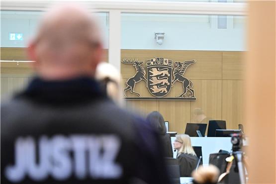 Ein Justizbeamter steht im Gerichtssaal in Stuttgart-Stammheim zu Prozessbeginn. Foto: Bernd Weißbrod/dpa-Pool/dpa