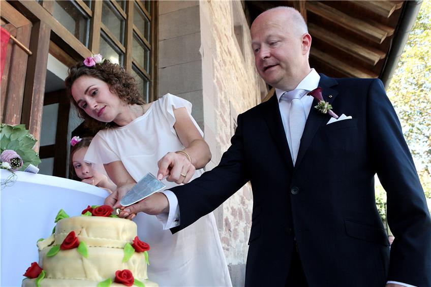Ein Klassiker bei Hochzeitsfeiern: Antje Giede-Jeppe und Michael Theurer schneiden gemeinsam die Hochzeitstorte an. Bilder:Kuball
