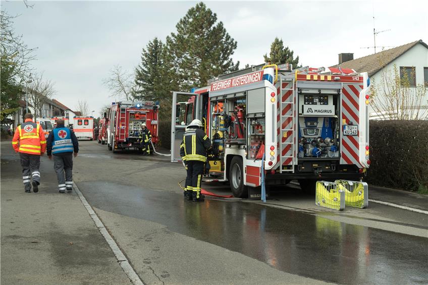 Ein Küchenbrand hat am Sonntagmittag in Kusterdingen Feuerwehr und Rettungsdienst auf den Plan gerufen. Bild: Metz