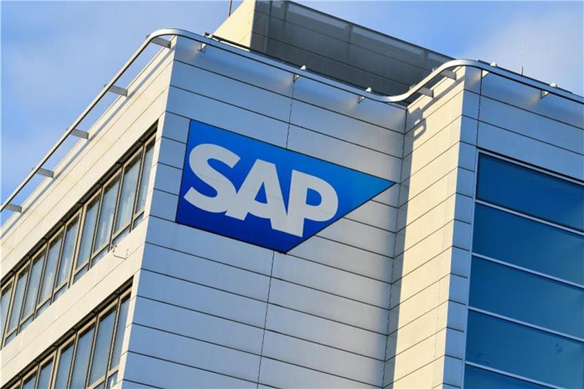Ein Logo des Softwarekonzerns an der Unternehmenszentrale von SAP. Foto: Uwe Anspach/dpa/Archivbild
