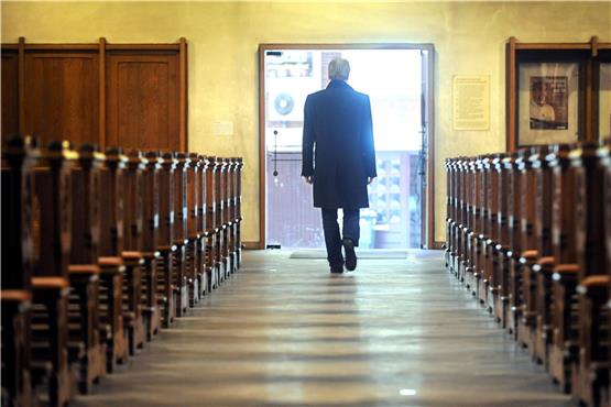 Ein Mann verlässt eine Kirche. Foto: Ingo Wagner/dpa/Symbolbild